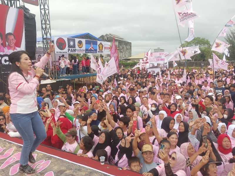 Calon Walikota Singkawang Nomor Urut 2 Tjhai Chui Mie saat membakar semangat pendukungnya dalam kampanye Akbar di lapangan kosong Jalan Tani, Jumat (22/11).