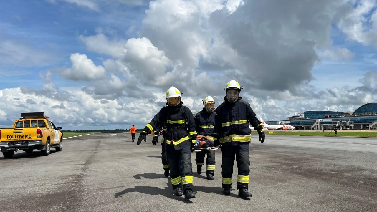 KECELAKAAN: Pihak Bandara Supadio bersama sejumlah pihak terkait lainnya menggelar simulasi insiden penanggulangan darurat di Bandara Supadio, Kamis (21/11) di Bandara Supadio.