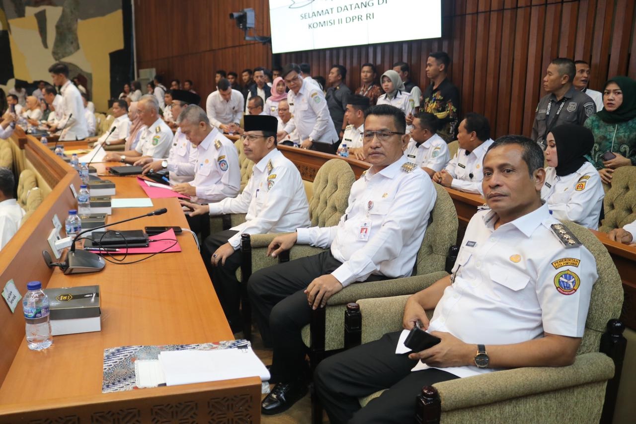 RAPAT: Pj Bupati Landak Gutmen Nainggolan saat mengikuti Rapat Kerja bersama DPR RI pada Rabu (20/11).