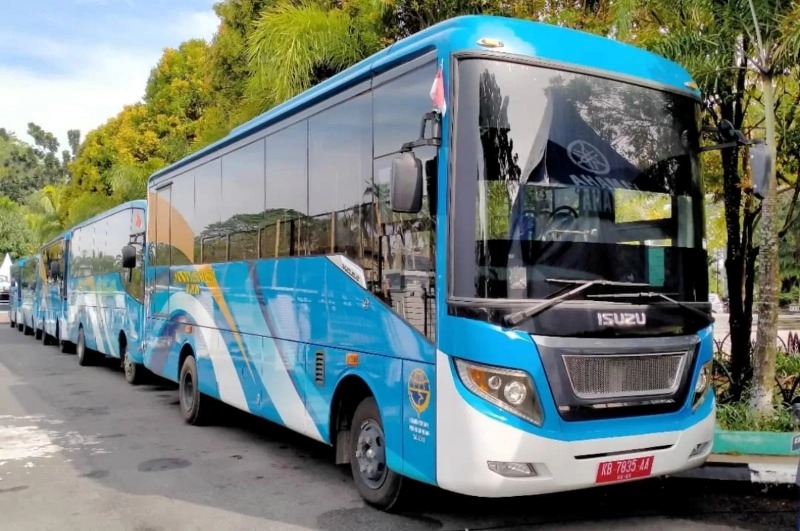 BUS SEKOLAH: Bus sekolah merupakan salah satu alat transportasi darat yang dipergunakan untuk mengangkut anak-anak sekolah di Kota Pontianak.