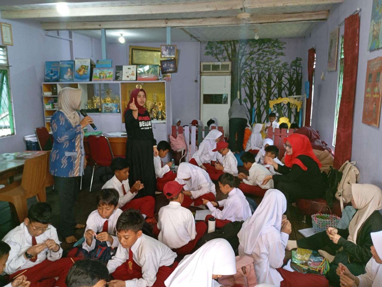 Ibu Sulviawati (Berdiri kiri) memberikan edukasi kepada pelajar, tentang pemanfaatan barang bekas menjadi kerajinan tangan yang bermanfaat dan bernilai jual (18/11)