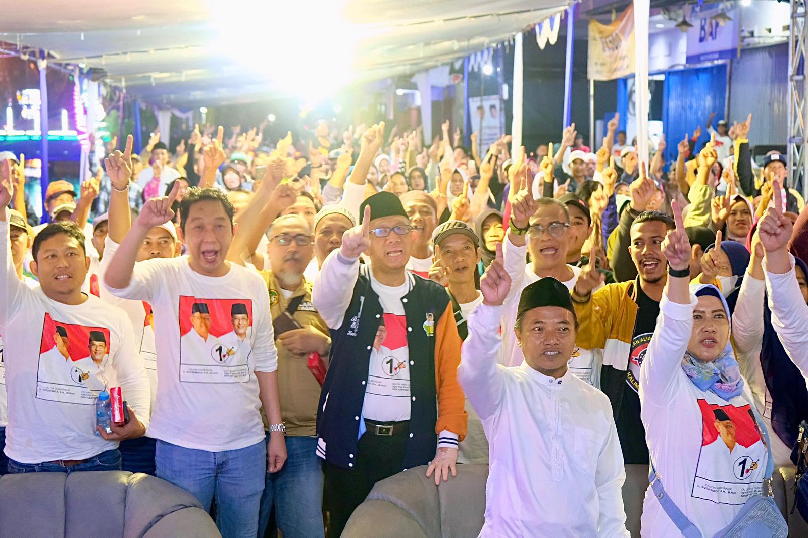 BERSAMA : Cagub Kalbar nomor urut 1, Sutarmidji foto bersama masyarakat saat menggelar kampanye dialogis di Kelurahan Sungai Jawi, Kecamatan Pontianak Kota, Kota Pontianak, Kamis (21/11).