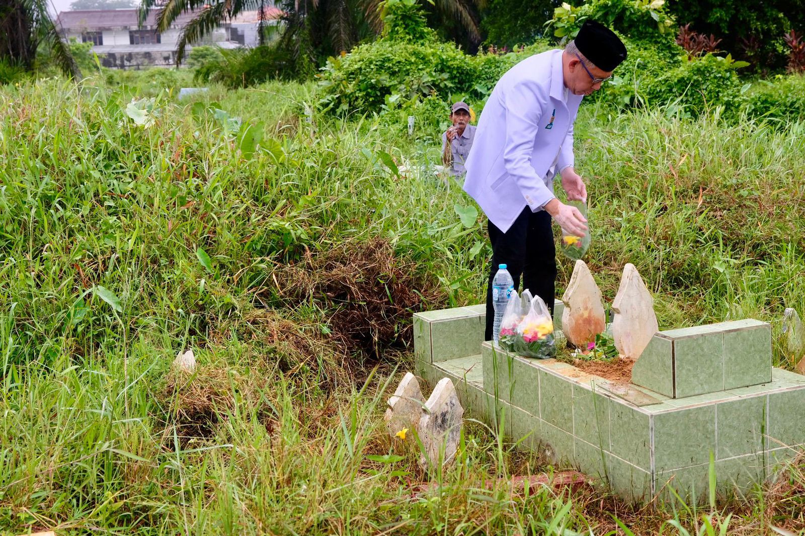 BERSAMA : Cagub Kalbar nomor urut 1, Sutarmidji saat nyekar ke makam kedua orang tuanya di Pemakaman Muslim, Gang Tengah, Kelurahan Tengah, Kecamatan Pontianak Kota, Jumat (22/11).