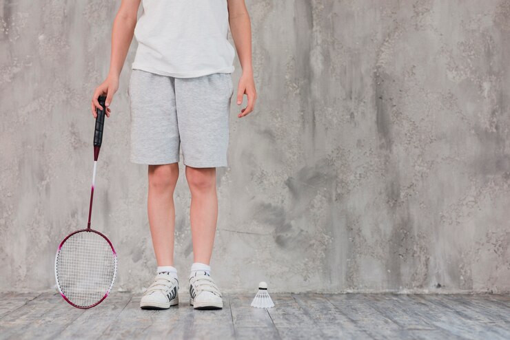 Ilustrasi seseorang bersiap untuk bermain badminton.
