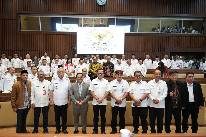 DUKUNG: Harisson didampingi Pj/Pjs. Bupati/Wali Kota se-Kalimantan Barat saat menyampaikan kesiapan pemda mendukung Pilkada di DPR RI, Rabu (20/11).