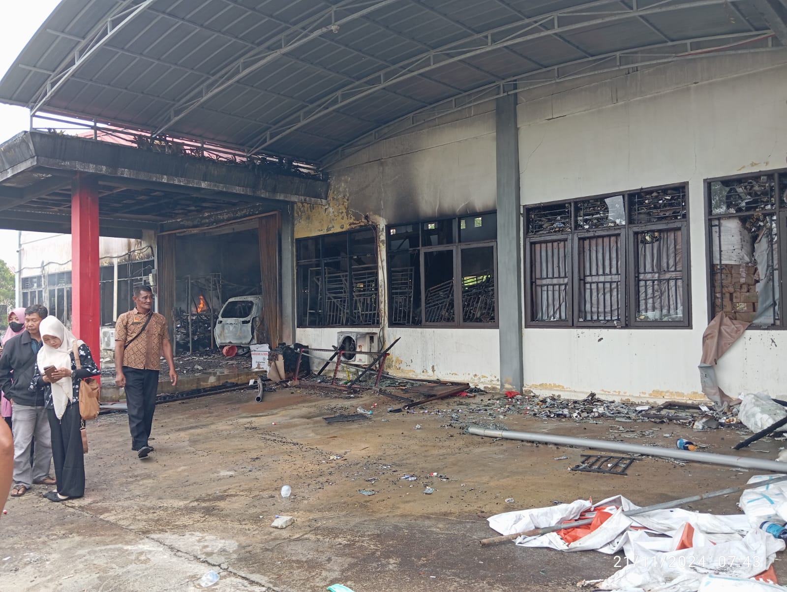 TERBAKAR : Rabu (20/11) malam, Gudang Instalasi Farmasi yang lokasinya berdekatan dengan Dinas Kesehatan Kabupaten Sanggau terbakar.