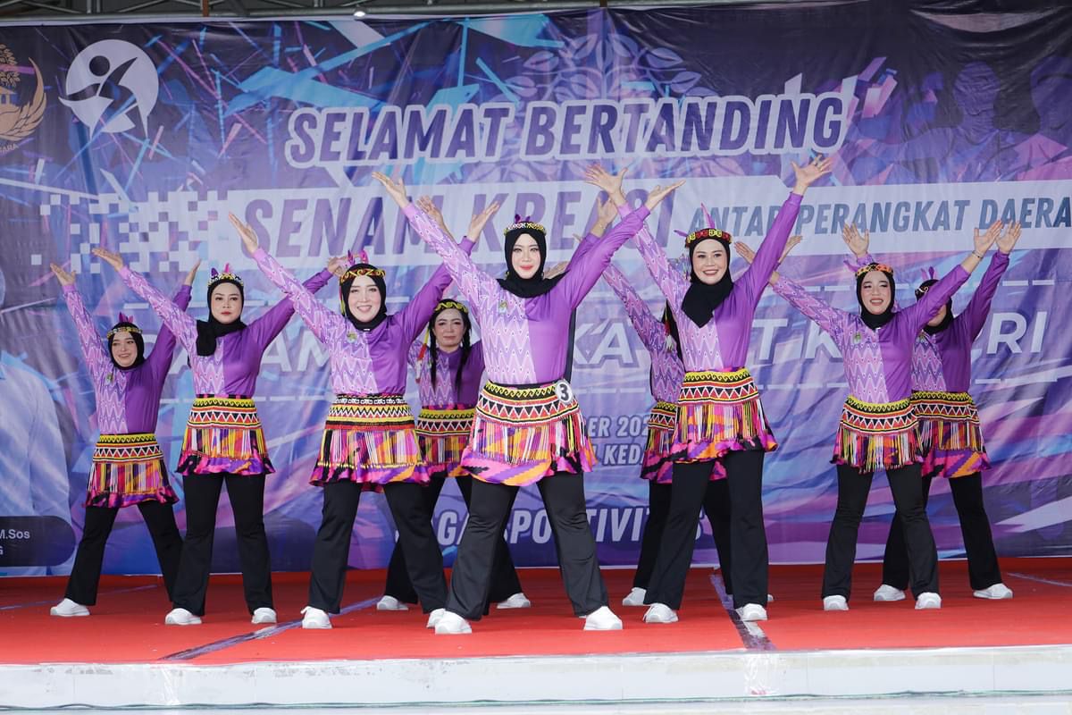 TAMPIL: Salah satu peserta tampil pada lomba senam kreasi yang dilaksanakan di BSK, Kamis (21/11).