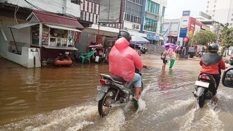 Ilustrai banjir ro) yang menggenang jalan-jalan utama di Pontianak. (DOK PONTIANAK POST)