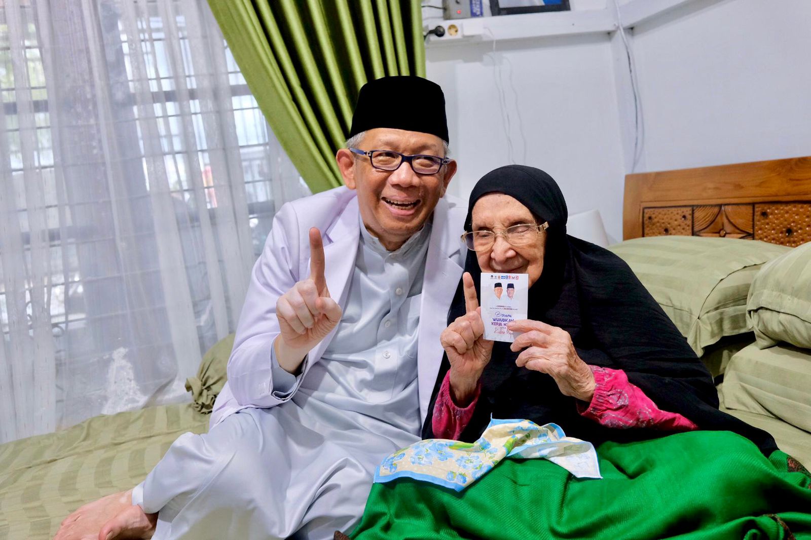 SOWAN : Cagub Kalbar nomor urut 1, Sutarmidji bersama Hubabah Syarifah Annisa bin Yusuf bin Abu Bakar Al-Haddad, saat sowan untuk memohon doa, dan dukungan, Jumat (22/11).