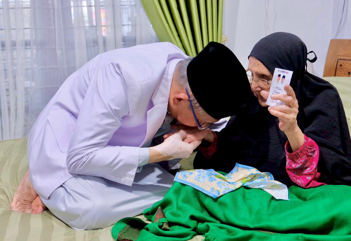 DOA : Cagub Kalbar nomor urut 1, Sutarmidji menyalami, dan mencium tangan Hubabah Syarifah Annisa bin Yusuf bin Abu Bakar Al-Haddad, saat sowan untuk memohon doa, dan dukungan, Jumat (22/11).
