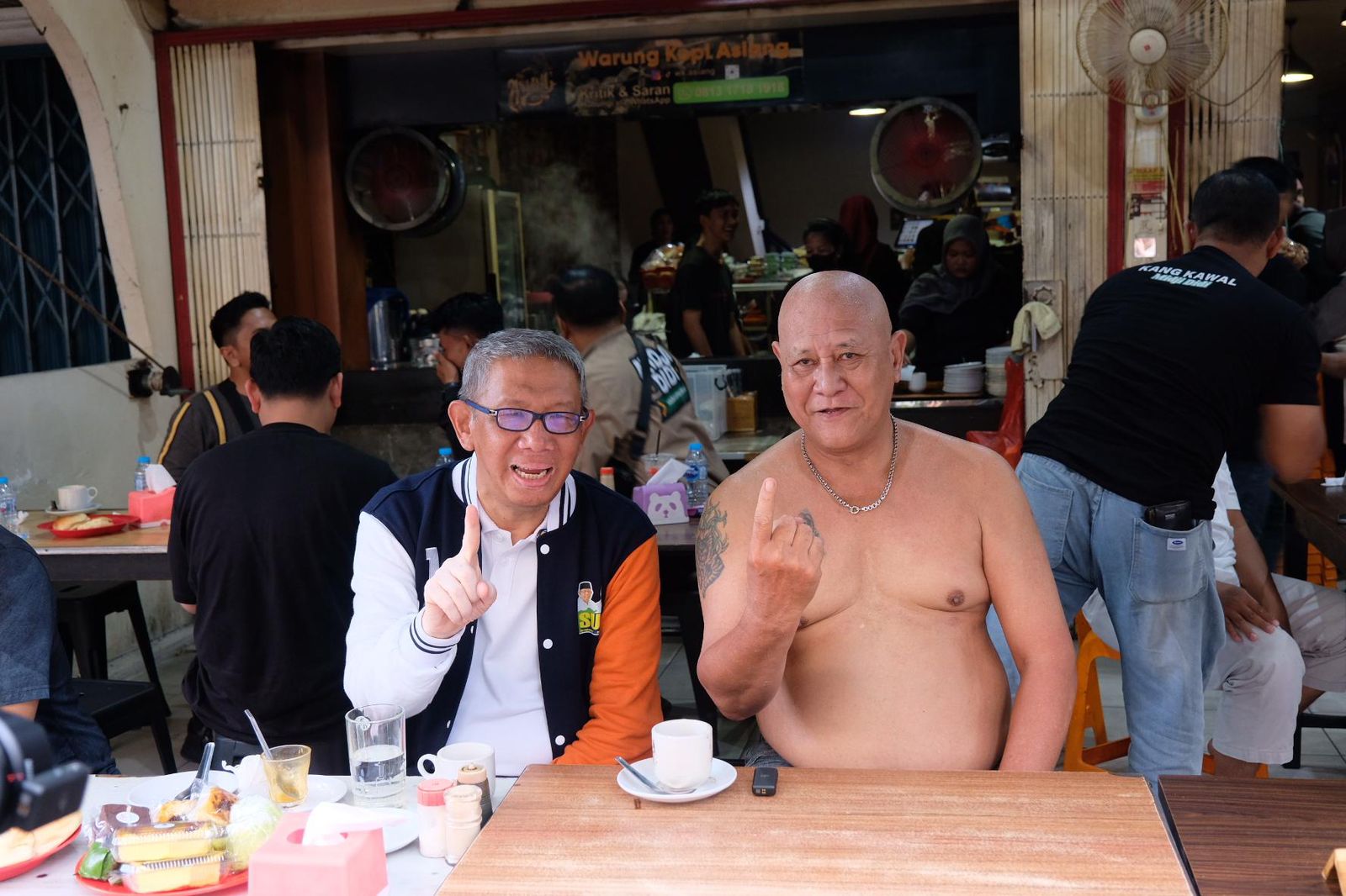 NGOPI : Cagub Kalbar nomor urut 1, Sutarmidji bersama Koh Asiang kompak pose satu jari di Warkop Asiang, Jalan Merapi, Kota Pontianak, Sabtu (23/11).