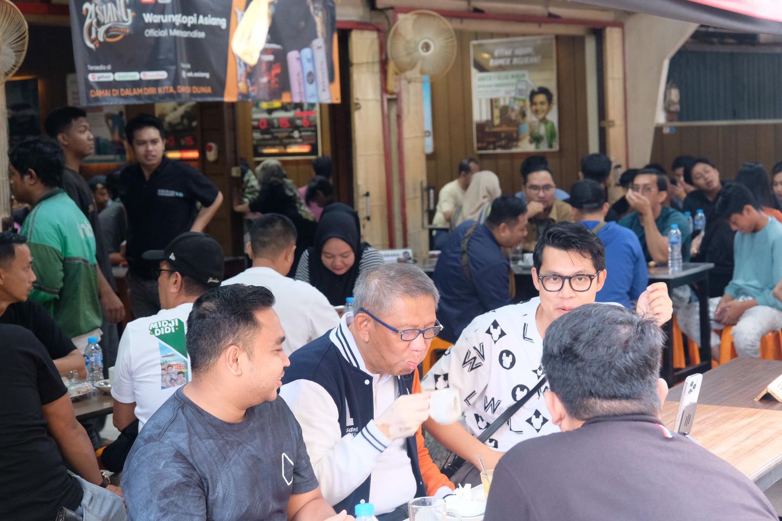 NGOPI : Cagub Kalbar nomor urut 1, Sutarmidji bersama Evan Hobby Makan saat ngopi pagi di Warkop Asiang, Jalan Merapi, Kota Pontianak, Sabtu (23/11).