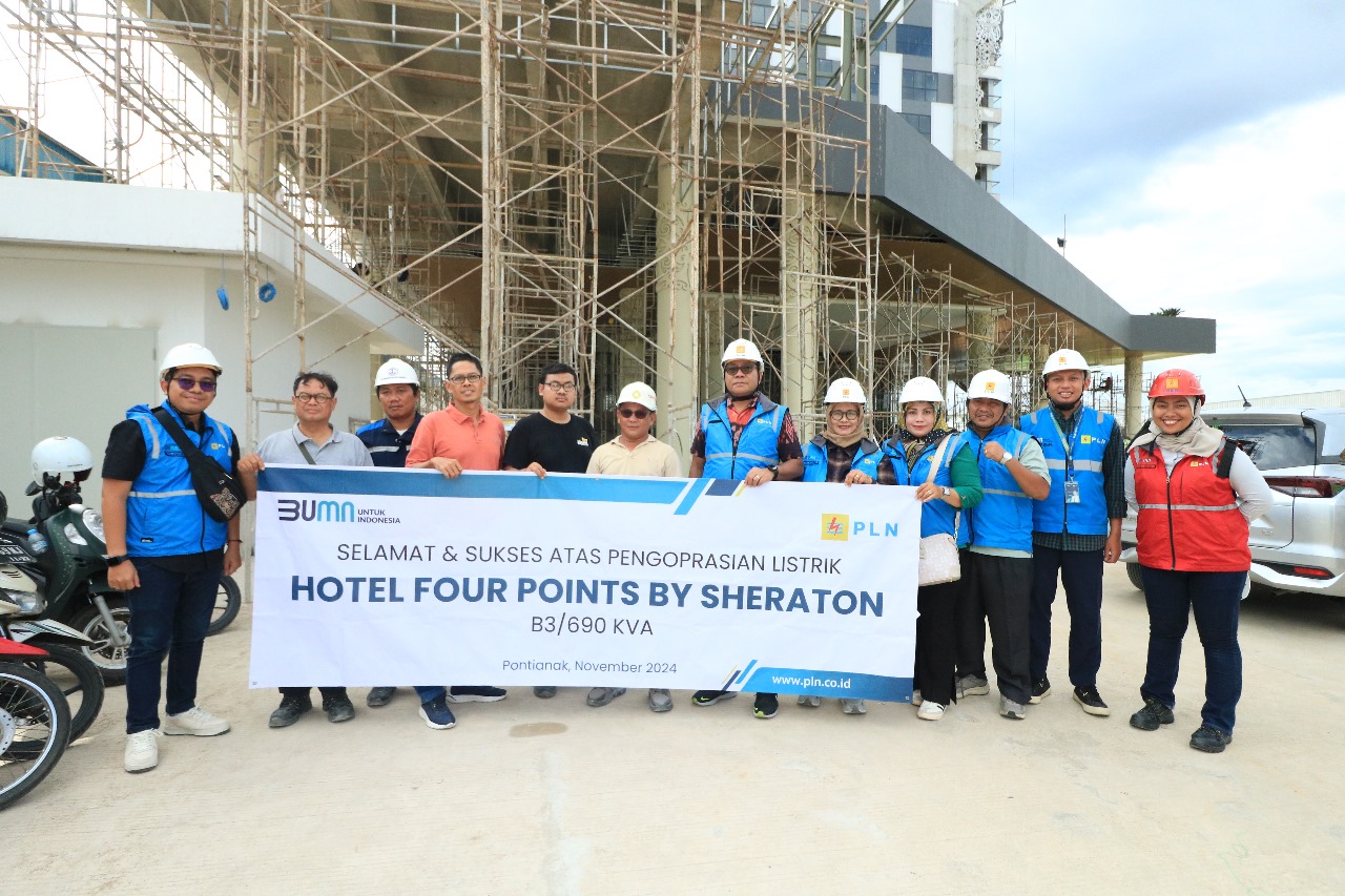 Manajemen PLN UP3 Pontianak dan Manajemen Hotel Four Points foto bersama dalam kegiatan penyalaan Perdana listrik untuk Hotel Four&nbsp;Points (23/11).