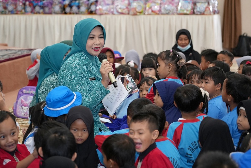 DONGENG : Bunda PAUD Kalbar Windy Prihastari saat mendongeng di hadapan anak-anak PAUD Kota Pontianak, Jumat (22/11).