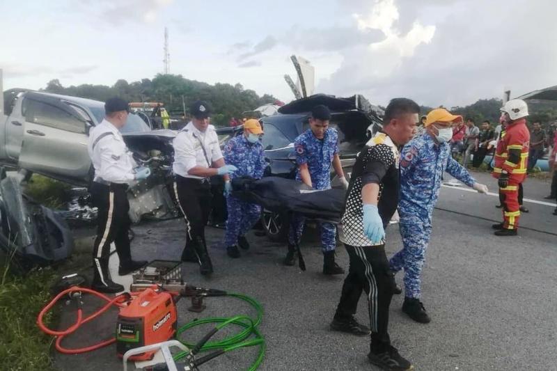 Proses evakuasi korban kecelakaan di jalan raya Sarikei-Sibu Sarawak Malaysia.