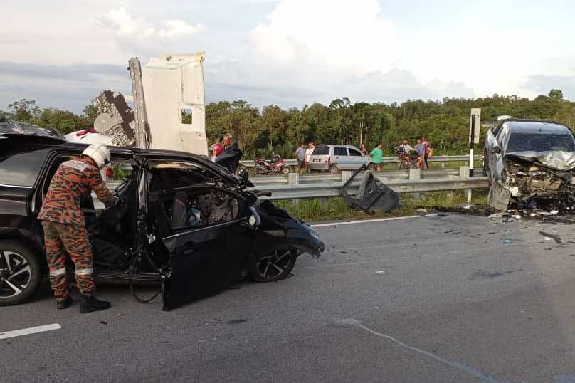 Kecelakaan maut yang melibatkan dua kenderaan di Jalan Pan Borneo, Sarikei-Sibu, Kamis (21/11).