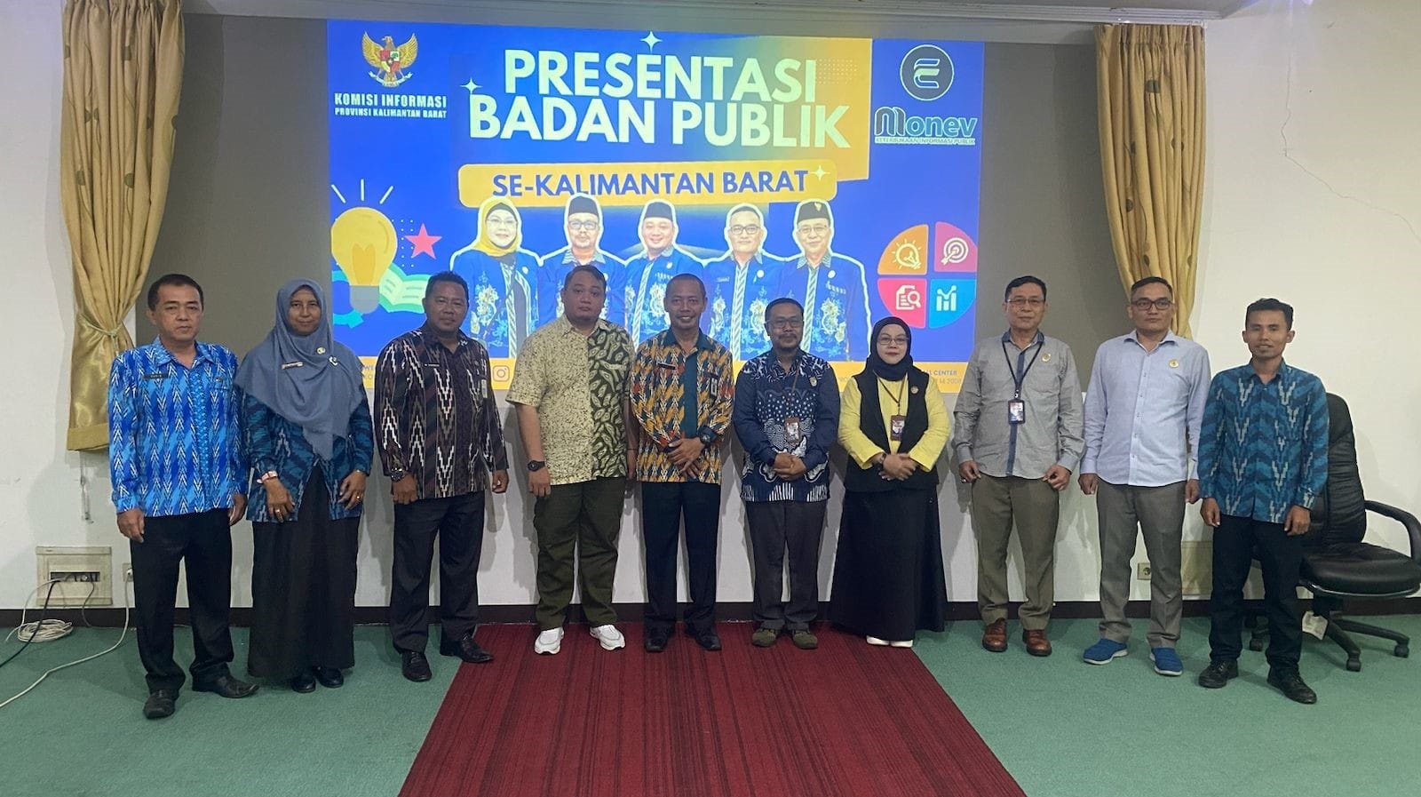 PRESENTASI: Foto bersama jajaran Dinas Kominfo usai melaksanakan presentasi monev.