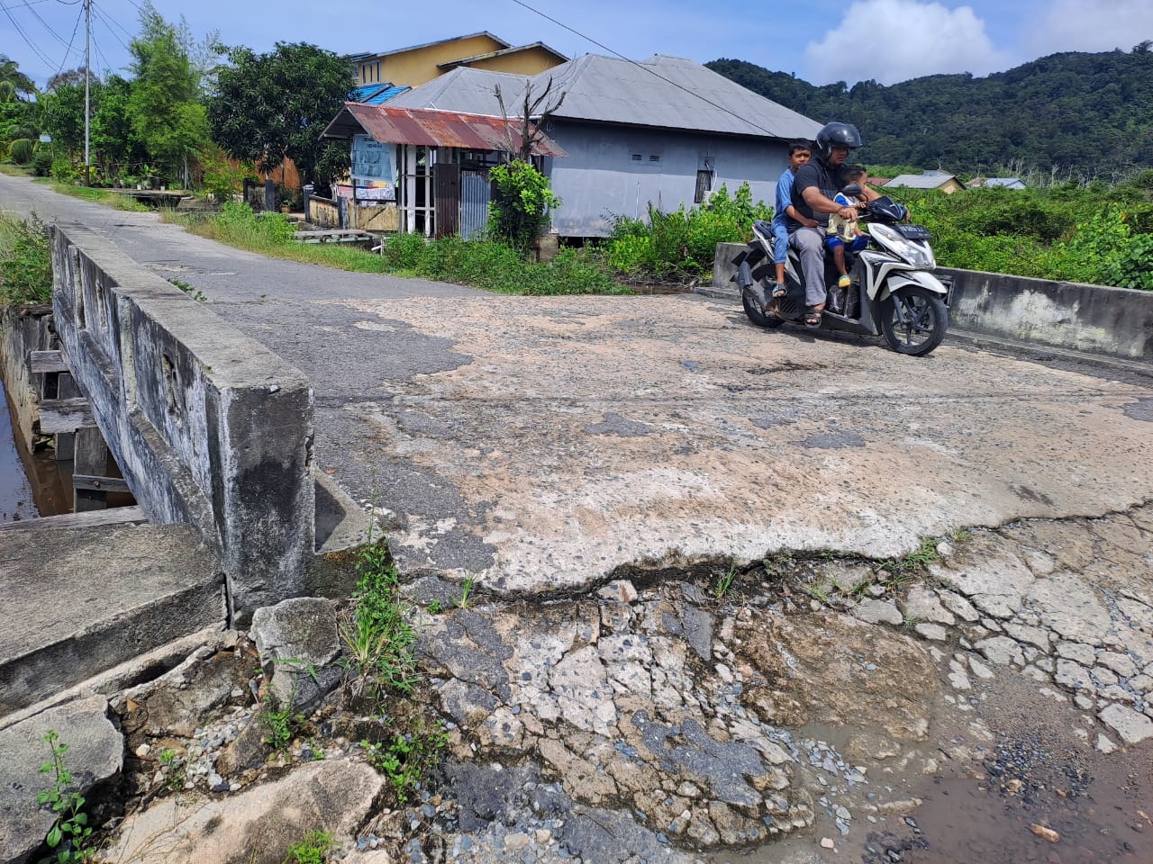 RUSAK: Kondisi Jembatan Sepakat di Desa Sutera, Kecamatan Sukadana, Kabupaten Kayong Utara.