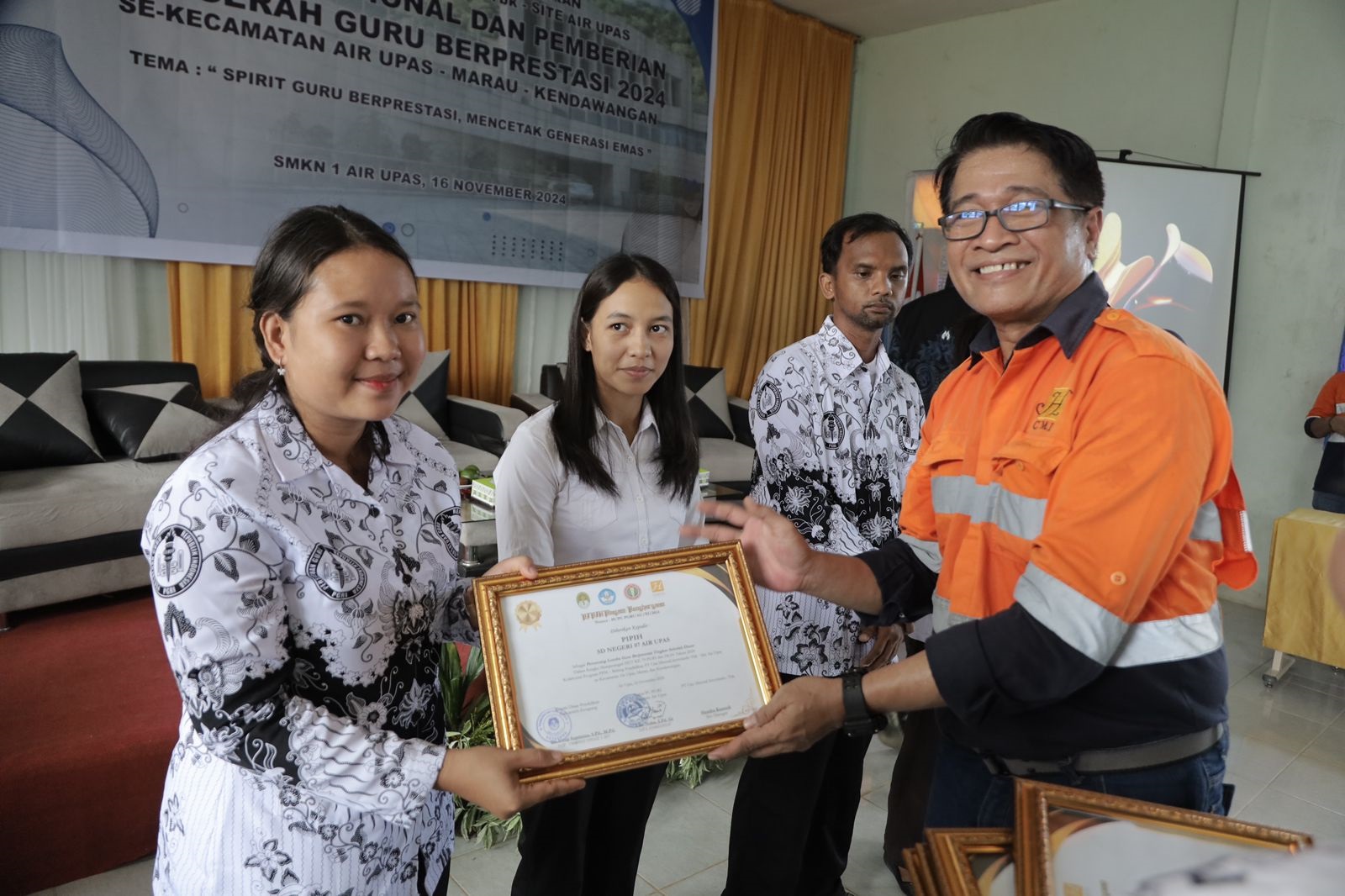 PENGHARGAAN: Perwakilan manajemen PT CMI menyerahkan penghargaan kepada guru pada peringatan Hari Guru Nasional 2024.