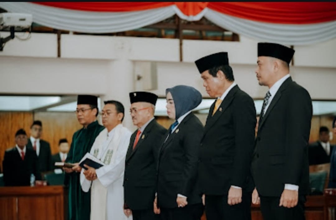 Pelantikan empat pimpinan definitif DPRD Kalbar, Senin (25/11).