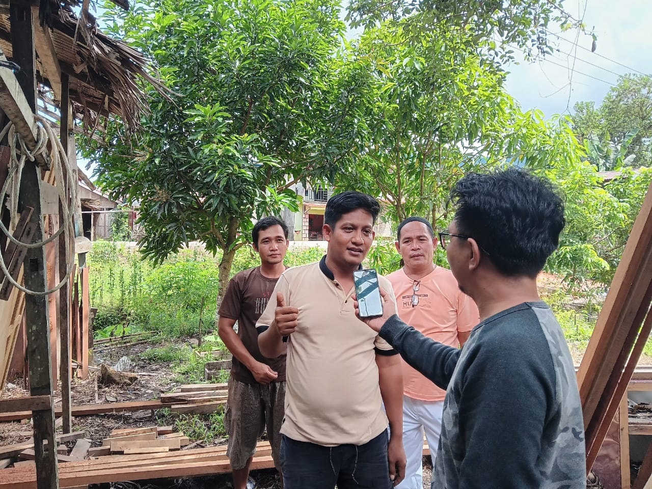 WAWANCARA: Anggota DPRD KKU dari Dapil I Sukadana Partai GelorA, Rafiudin saat diwawancarai terkait polemik lahan Taman Nasional Gunung Palung.