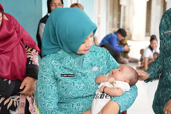 GOTA: Ketua TP-PKK Kalbar, Windy Prihastari Harisson saat meninjau Posyandu Mutiara Ibu, Dusun Parit Mayor, Desa Kapur, Kecamatan Sungai Raya, Kubu Raya, Jumat (22/11).