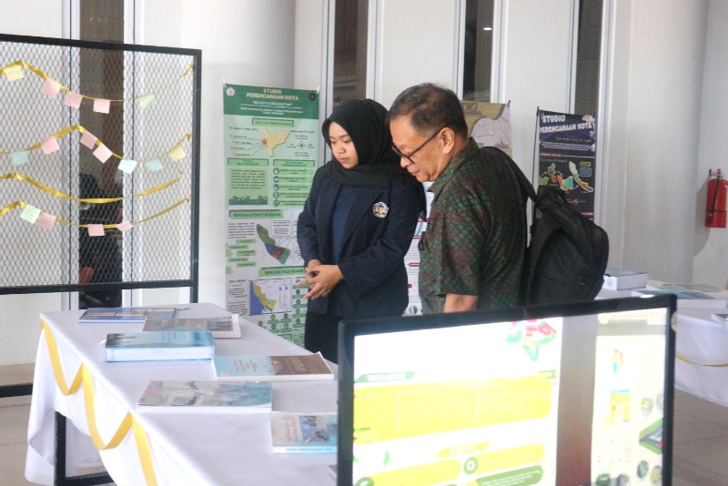 Sejumlah pengunjung sedang melihat Galeri Planopedia yang digelar mahasiswa Jurusan Perencanaan Wilayah dan Kota, Universitas Tanjungpura.