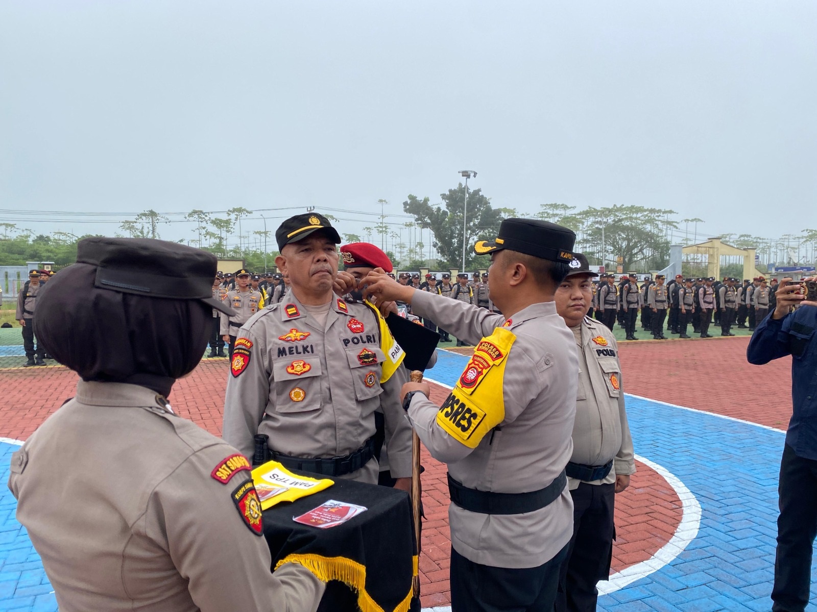 CEK PASUKAN: Kapolres Kubu Raya, AKBP Wahyu Jati Wibowo mengecek kesiapan pasukan sebelum diberangkatkan untuk mengawal kelancaran dan keamanan pemungutan suara Pilkada Serentak 2024.