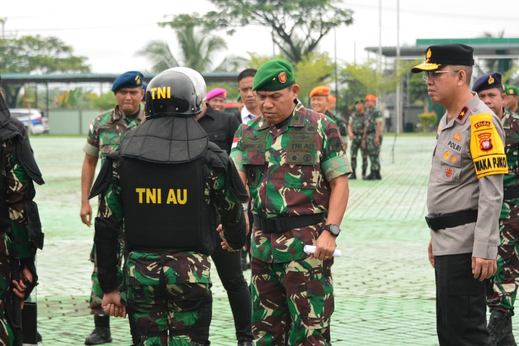 Kasdam XII/Tpr, Brigjen TNI Jannie Aldrin Siahaan mewakili Pangdam XII Tanjungpuram, Senin (25/11) memimpin Apel Gelar Pasukan Pengamanan Pemungutan Suara Pilkada Serentak Tahun 2024 di Kalbar.