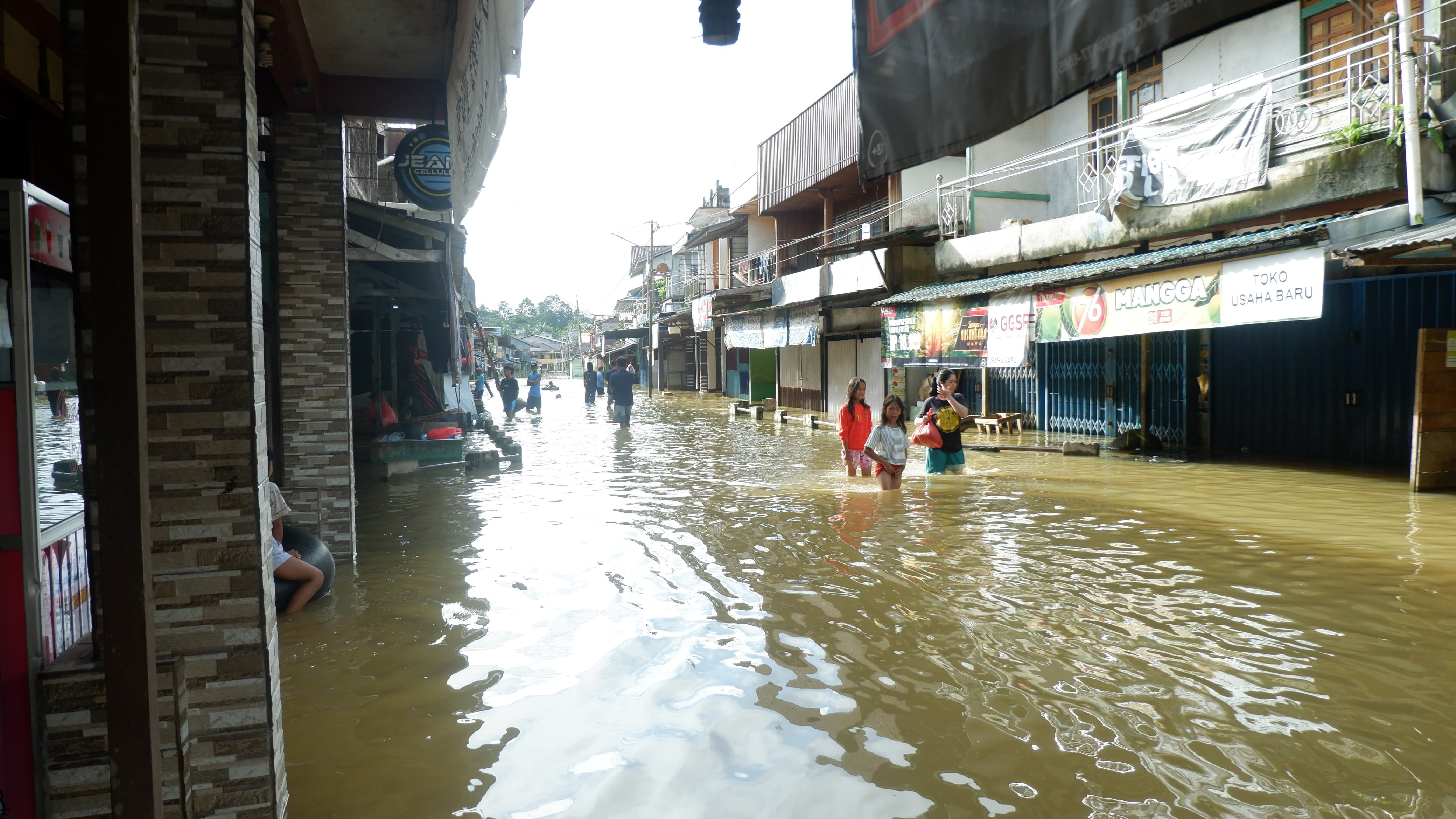 Kondisi pasar Darit, Kecamatan Menyuke yang terendam banjir.