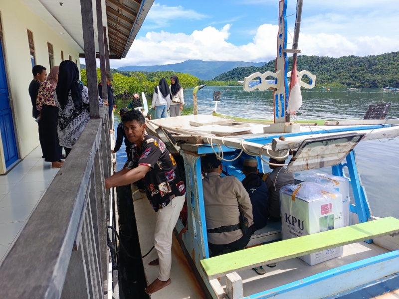 LOGISTIK: Pelepasan Logistik Pilkada Serentak di Kabupaten Kayong Utara hingga ke Kepulauan.
