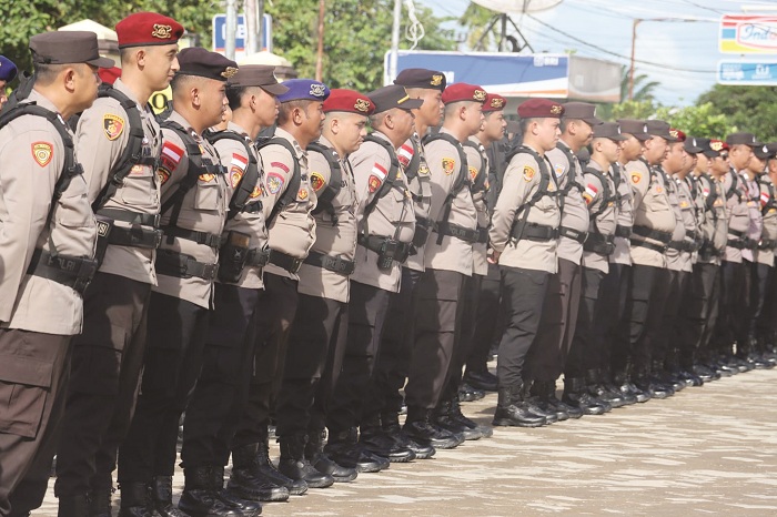 PENGAMANAN: Personil Polres Sambas dilepas untuk melaksanakan tugas pengamanan di TPS.