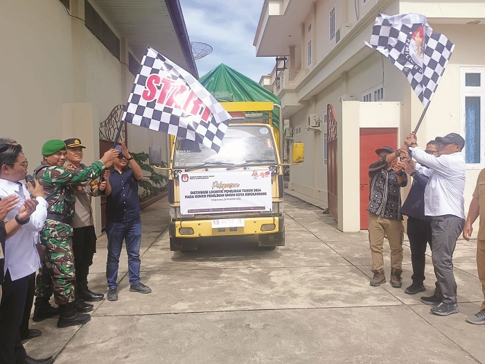 DISTRIBUSI : Komisi Pemilihan Umum (KPU) Kota Singkawang mendistribusikan Logistik Pilkada ke lima Kecamatan, Senin (25/11).