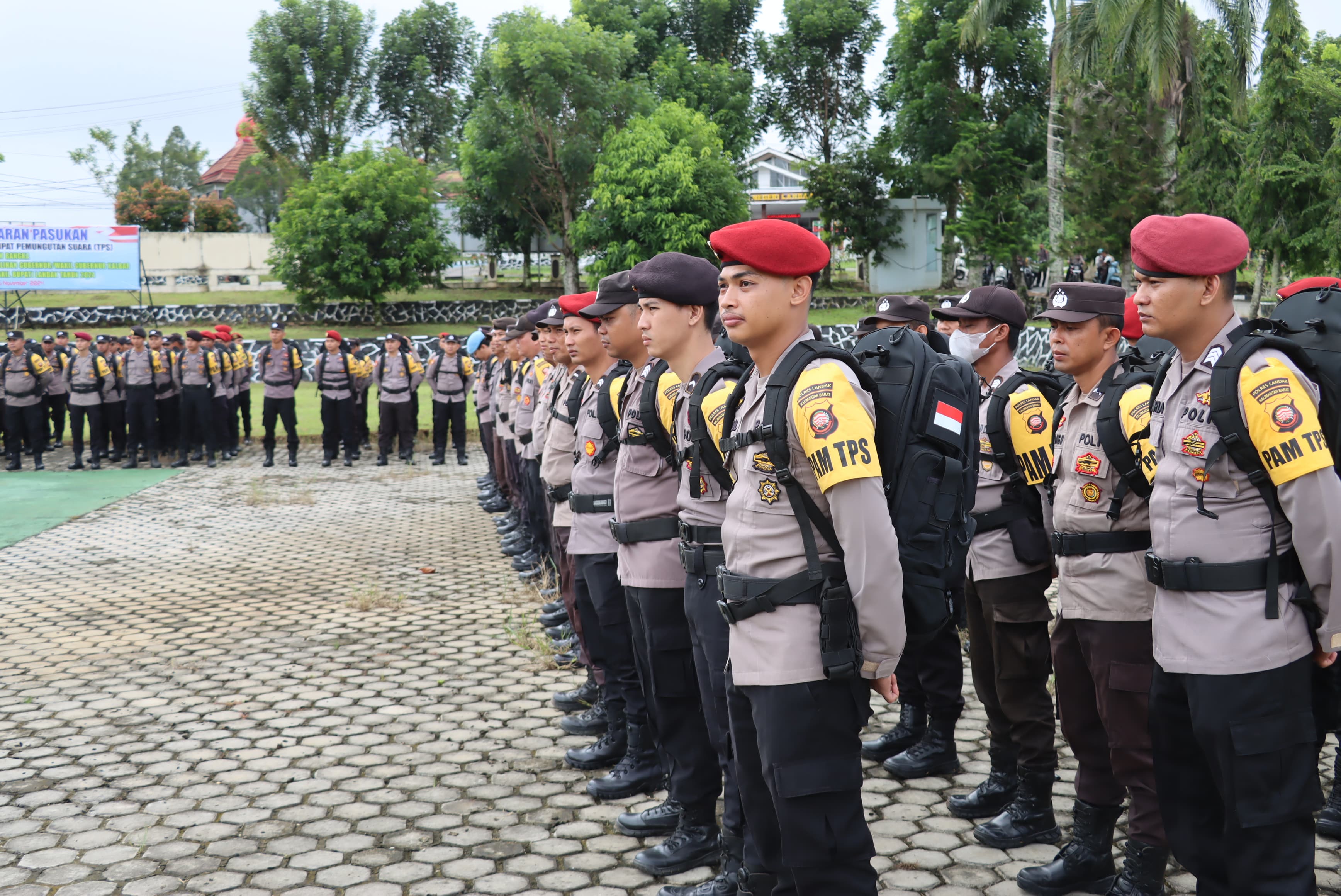 Polres Landak menggelar apel Operasi Mantap Praja Kapuas di halaman Polres Landak.