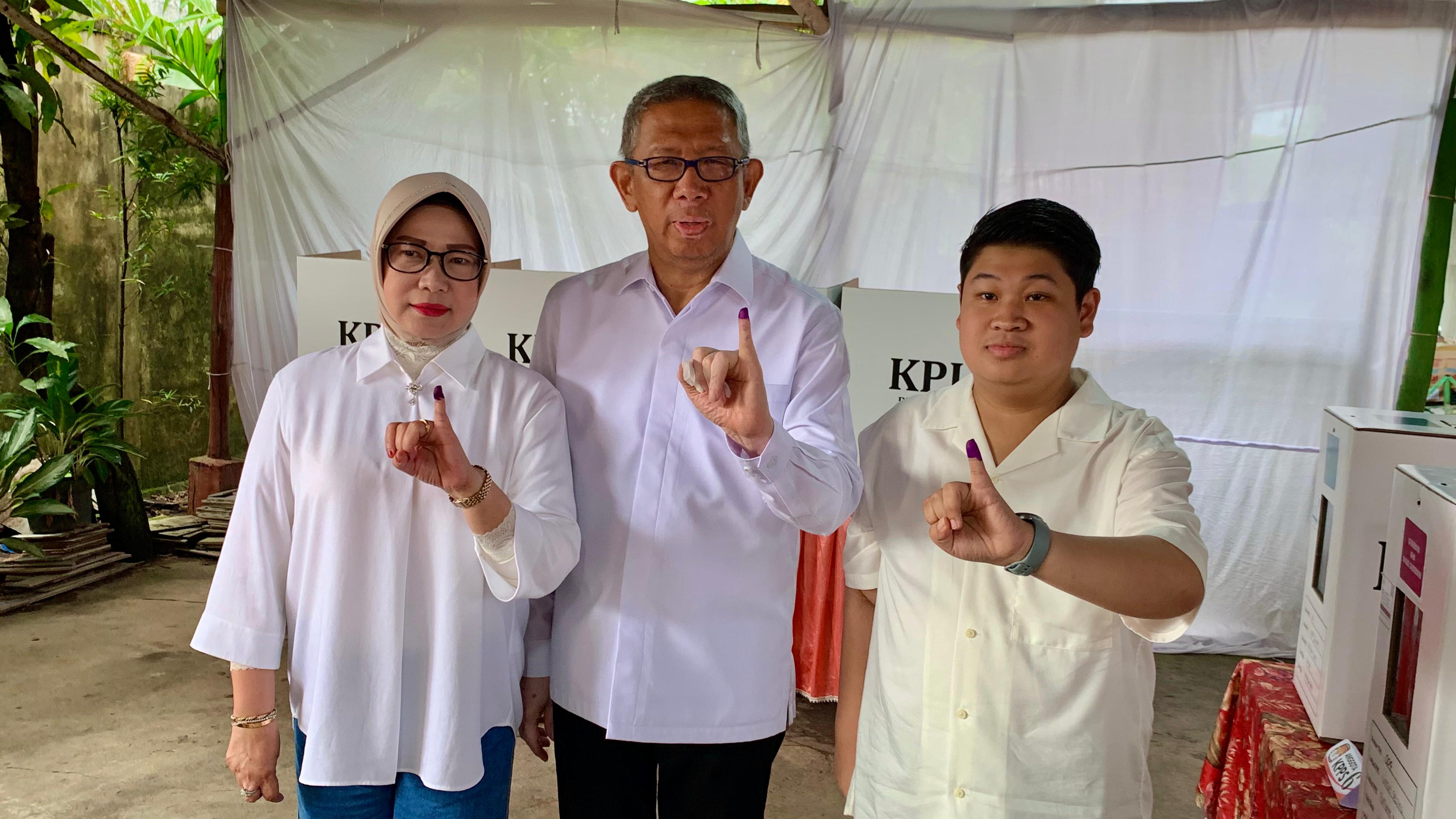 NYOBLOS : Cagub Kalbar nomor urut 1, Sutarmidji bersama keluarga menunjukkan tinta di jari usai nyoblos di TPS 004, Gang Waris, Jalan Tebu, Kelurahan Sungai Beliung, Pontianak Barat, Rabu (27/11).