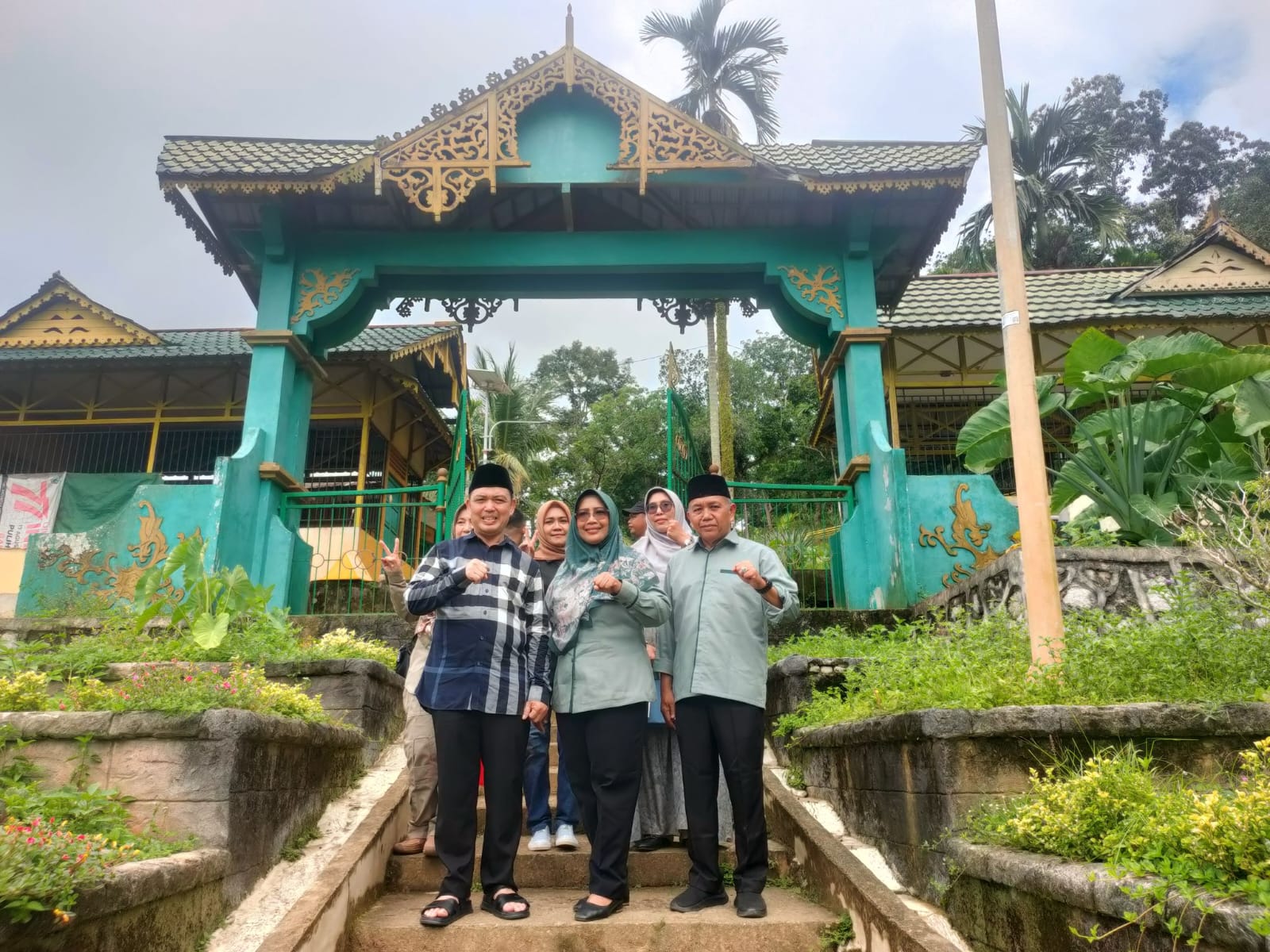 Ria Norsan bersama istrinya, Hj. Erlina saat melakukan ziarah ke makam Opu Daeng Menambon, Rabu (27/11).