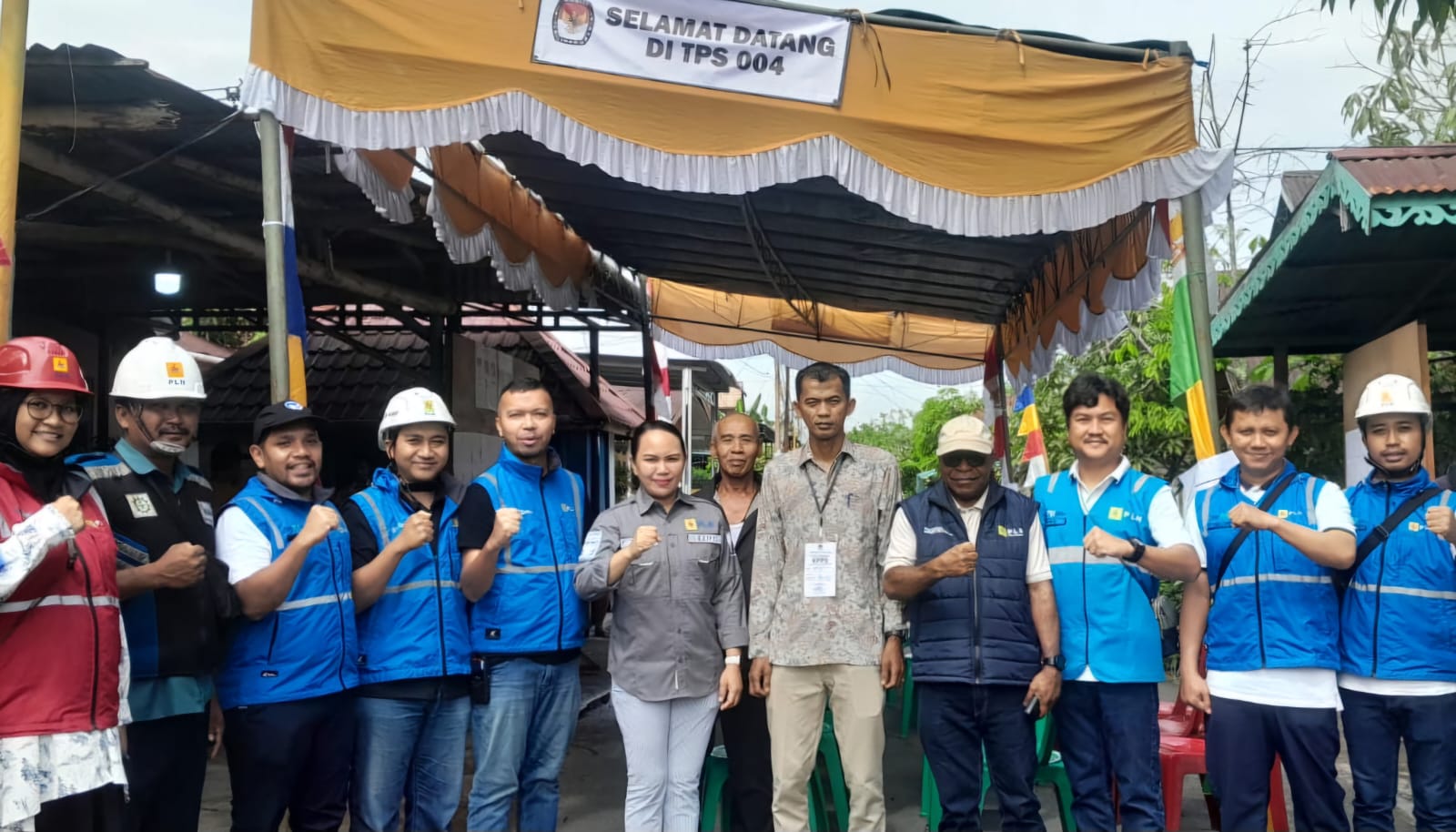 General Manajer PLN UID Kalbar, Joice Lanny Wantania foto bersama Petugas dan Kelompok Penyelenggara Pemungutan Suara (KPPS) di Salah satu Tempat Pemilihan Suara (TPS) di Pontianak.(27/11).