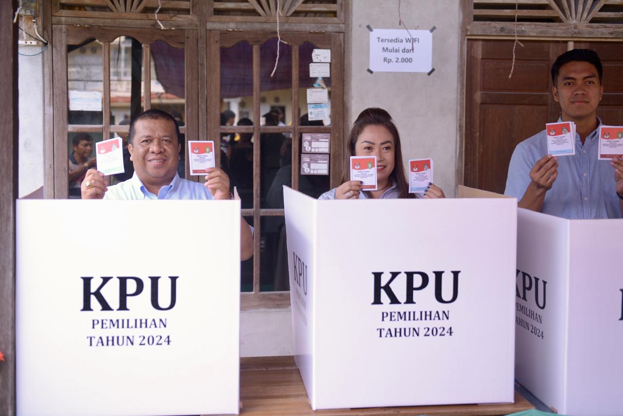 Calon Bupati Landak nomor urut 2, Heri Saman, saat memberikan hak pilihnya di TPS 006 Desa Hilir Kantor, Kecamatan Ngabang, Kabupaten Landak.