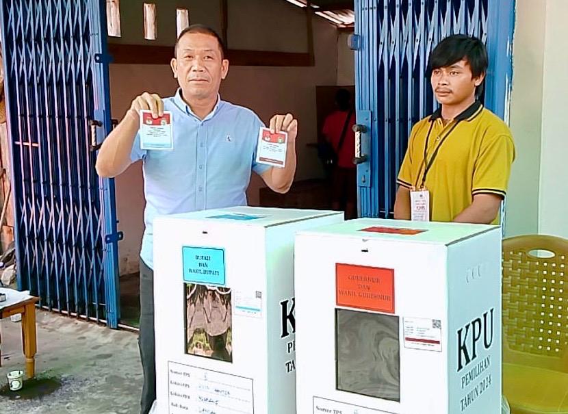 Calon Wakil Bupati nomor urut 2, Vinsensius saat memberikan pilihnya di TPS 008 Desa Hilir Kantor, Kecamatan Ngabang, Kabupaten Landak.