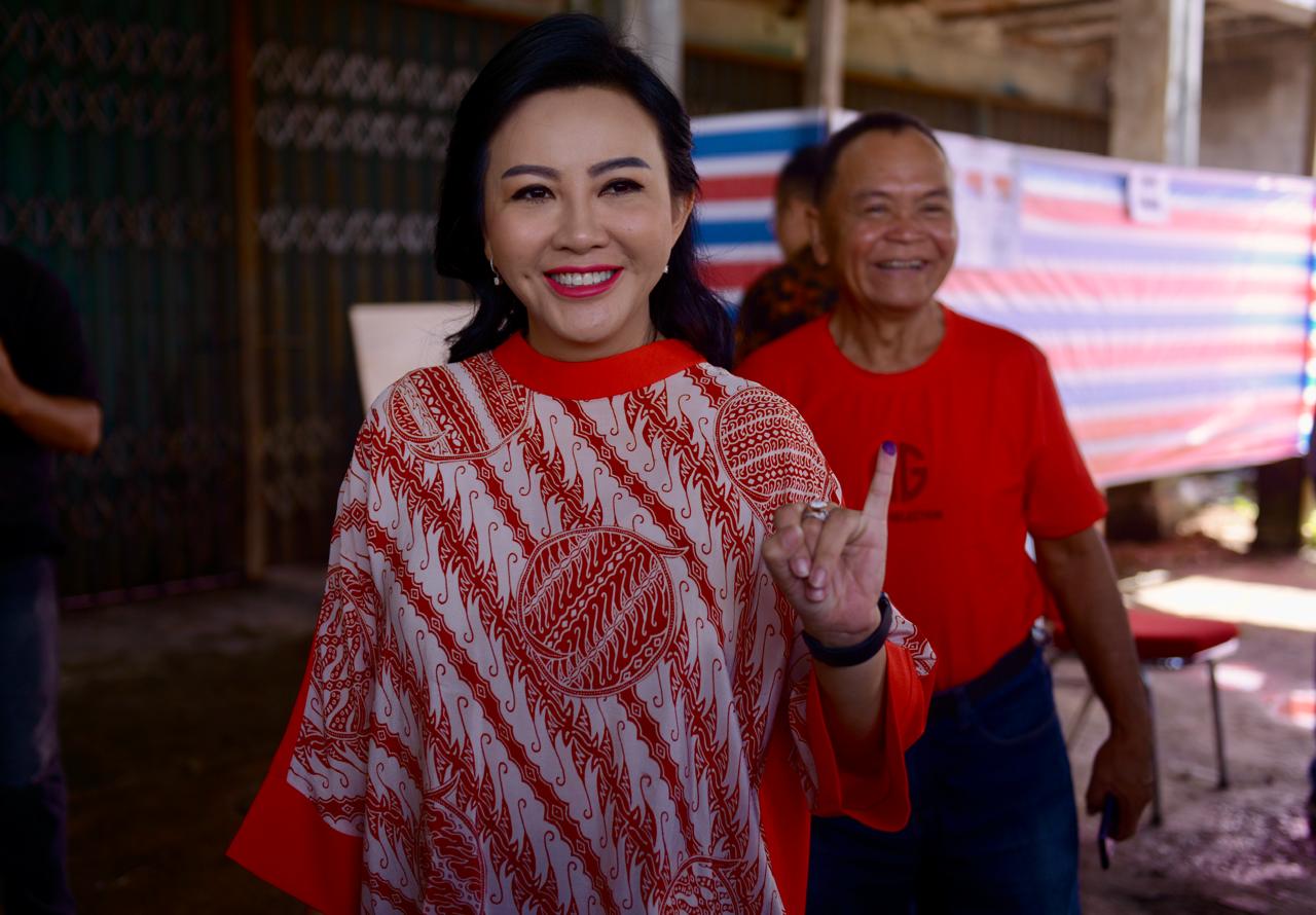 Calon Bupati Landak nomor urut 1, Karolin Margret Natasa saat memberikan hak suaranya di TPS 10, Dusun Dengoan, Desa Tebedak, Kecamatan Ngabang, Kabupaten Landak.