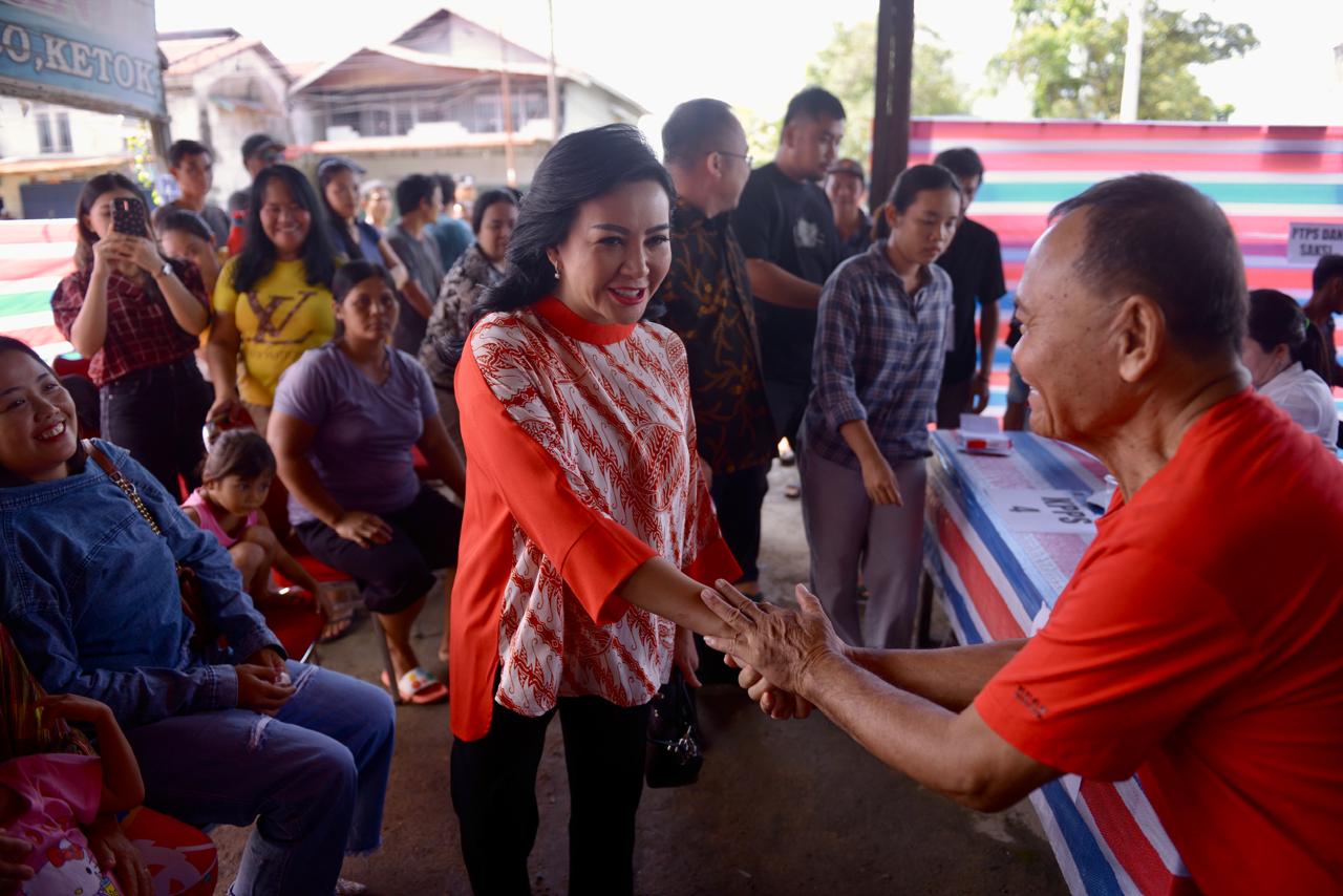 Calon Bupati Landak nomor urut 1, Karolin Margret Natasa saat menyalami warga yang akan menyalurkan hak pilihnya di TPS 10, Dusun Dengoan, Desa Tebedak, Kecamatan Ngabang, Kabupaten Landak.