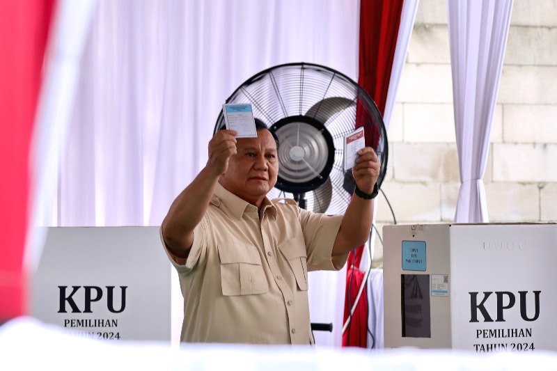 Presiden Republik Indonesia Prabowo Subianto mencoblos di Bojong Koneng Bogor, Jawa Barat pada Rabu (27/11).