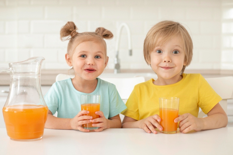 Ilustrasi anak-anak meminum jus.