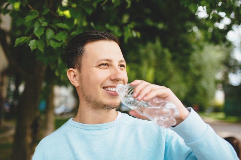 Ilustrasi minum air putih saat cuaca panas.