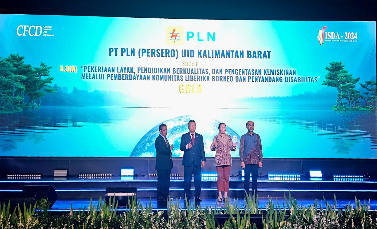 General Manager PLN UID Kalbar, Joice Lanny Wantania Menerima Anugerah Indonesia Sustainable Development Goals (ISDA) 2024 Predikat Gold yang di selenggarakan oleh Corporate Forum for CSR Development.