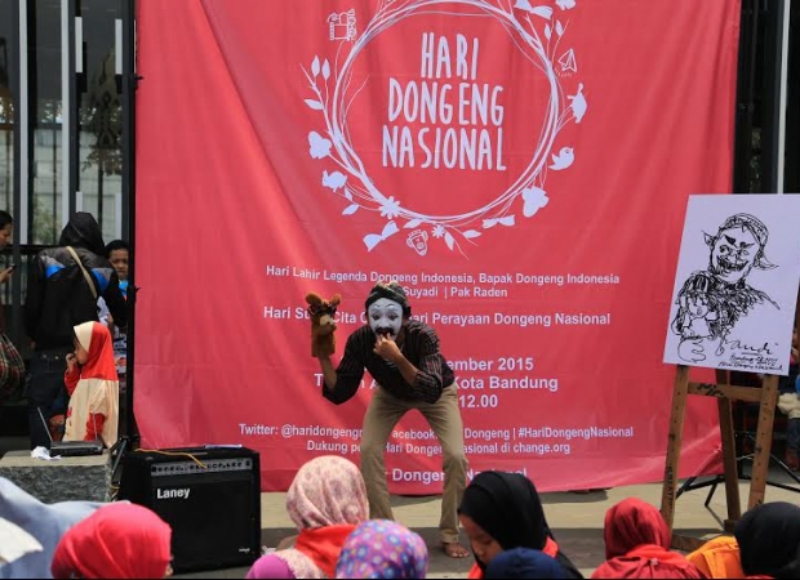 MENDONGENG: Salah seorang pendongeng meramaikan Deklarasi Hari Dongeng Nasional di Perpustakaan Kemendikbud RI, persis 9 tahun yang lalu.