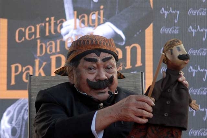 PAK RADEN: Drs Suyadi bersama karakter Pak Raden.