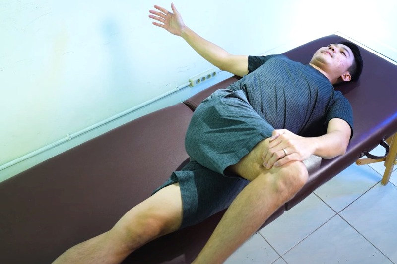 Dr Edbert memperagakan gerakan stretching yang dapat meringankan sakit punggung.