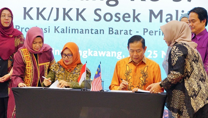 Dato Sri Dr Muhammad Abdullah Bin Haji Zaidel bersama Dra Hj Linda Purnama, M.Si melakukan penanda tanganan risalah pertemuan/ mesyuarat tim teknis dan sidang ke-37.
