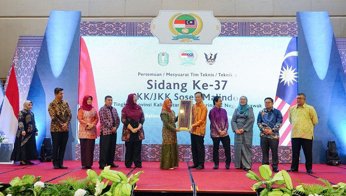 Penyerahan cindera mata yang dilakukan delegasi kedua negara. sebagai simbol penghormatan, apresiasi, dan persahabatan.
